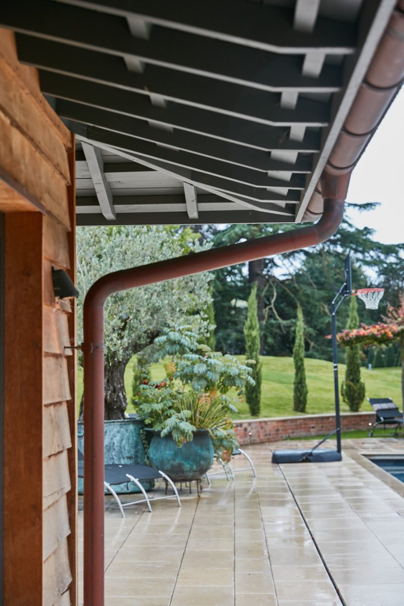 JonathanRhind1's tweet photo. This Japanese influenced summerhouse sits in the far corner of the garden of a Grade II listed Regency villa.
The building was designed to weather, softening the bold design. As the seasons change so do the views to the summerhouse through the gardens. #summerhouse #poolseries https://t.co/WUoC87BODw