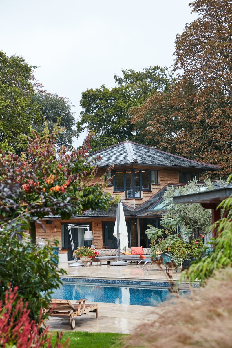 JonathanRhind1's tweet photo. This Japanese influenced summerhouse sits in the far corner of the garden of a Grade II listed Regency villa.
The building was designed to weather, softening the bold design. As the seasons change so do the views to the summerhouse through the gardens. #summerhouse #poolseries https://t.co/WUoC87BODw