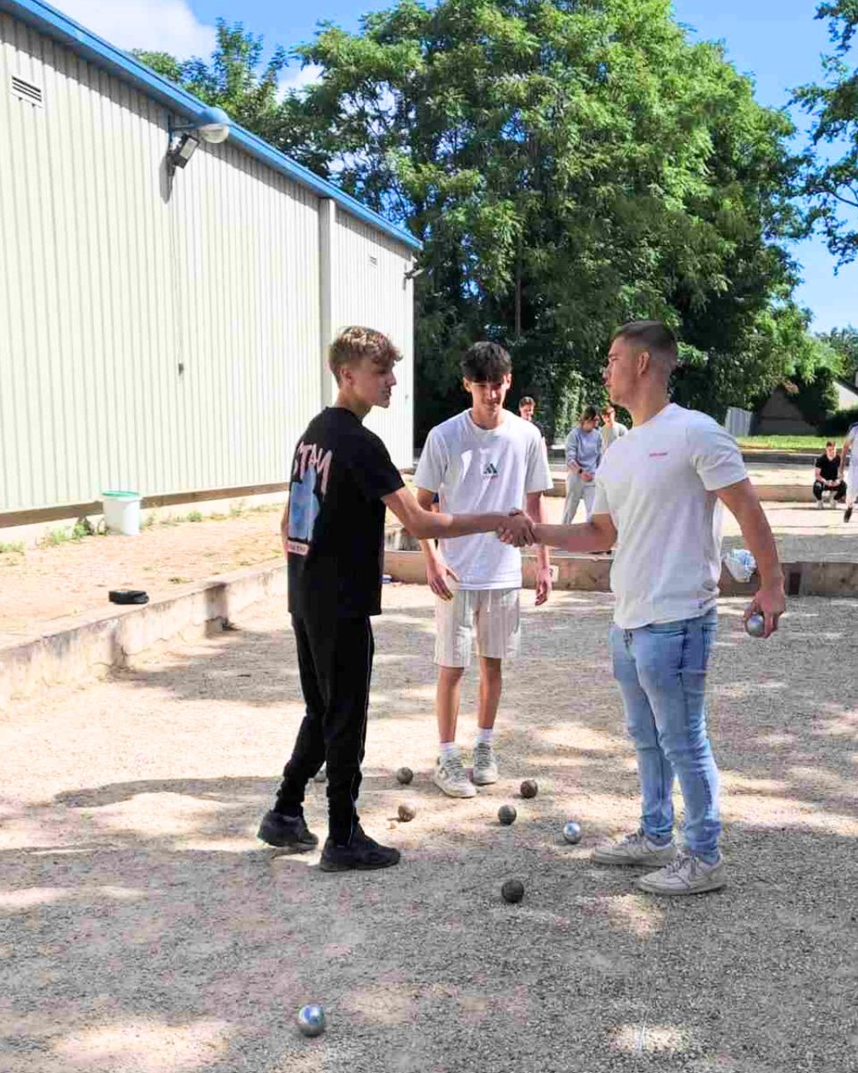 BATIMENTCFA_BFC's tweet photo. 🔆[PÉTANQUE, SOLEIL &amp; BONNE HUMEUR] 😃
Le 11 juin, nos sites d'#Autun et de #Besançon étaient réunis pour le tournoi de pétanque organisé par l'ANDSA - à Mâcon.
Ce type d'événement illustre la dimension humaine de l'apprentissage : créer du lien, vivre des moments collectifs. https://t.co/K8Q2NaUv7j