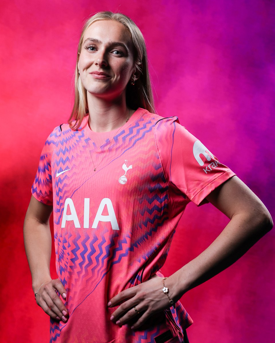 SpursWomen's tweet photo. Making herself at home 🏡💗 https://t.co/WprSAN5Ljb