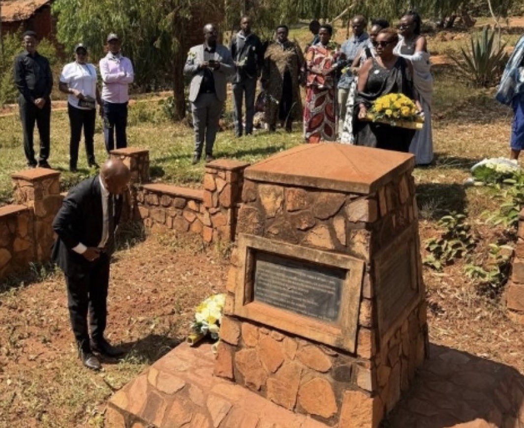 Ibuka_Rwanda's tweet photo. Ku wa 28 Kamena 2026, Umuryango Humura Victoria Warakoze, ku bufatanye n’Abarokotse Jenoside yakorewe Abatutsi mu 1994 batuye mu Karere ka Kirehe ndetse na IBUKA Kirehe, 

Wateguye igikorwa cyo kwibuka no guha icyubahiro Abatutsi basaga 900 bishwe muri Jenoside yakorewe Abatutsi mu 1994 bajugunywa mu mugezi w’Akagera, imibiri yabo ikaruhukira mu Karere ka Ngara muri Tanzania. 

Muri iki gikorwa, ubuhamya bwa Murenzi Maurice bwagaragaje uburyo Abatutsi biciwe bakajugunywa mu Kagera, anashimira Abanyatanzania bakiriye abarokotse bakanabaramira. 

Perezida wa Humura Victoria Warakoze, Me Nubumwe Jean Bosco, yasabye ko hakomeza kurwanywa ihakana n’ipfobya rya Jenoside, anashimira Leta y’u Rwanda na Tanzania ku ruhare rwazo mu kubungabunga icyubahiro cy’abazize Jenoside. 

Nduwimana Bonaventure, Perezida wa IBUKA Kirehe, yihanganishije imiryango yabuze abayo anasaba ko kubaka Urwibutso rwa Jenoside i Ngara byihutishwa. #Kwibuka32