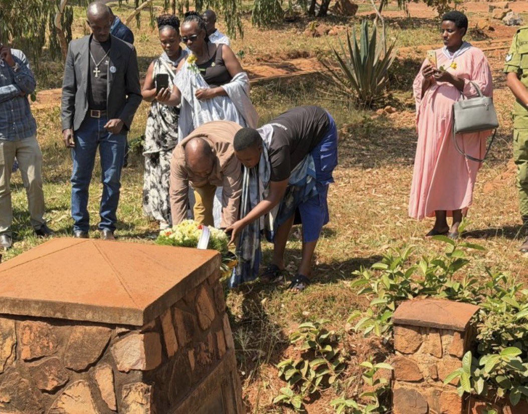 Ibuka_Rwanda's tweet photo. Ku wa 28 Kamena 2026, Umuryango Humura Victoria Warakoze, ku bufatanye n’Abarokotse Jenoside yakorewe Abatutsi mu 1994 batuye mu Karere ka Kirehe ndetse na IBUKA Kirehe, 

Wateguye igikorwa cyo kwibuka no guha icyubahiro Abatutsi basaga 900 bishwe muri Jenoside yakorewe Abatutsi mu 1994 bajugunywa mu mugezi w’Akagera, imibiri yabo ikaruhukira mu Karere ka Ngara muri Tanzania. 

Muri iki gikorwa, ubuhamya bwa Murenzi Maurice bwagaragaje uburyo Abatutsi biciwe bakajugunywa mu Kagera, anashimira Abanyatanzania bakiriye abarokotse bakanabaramira. 

Perezida wa Humura Victoria Warakoze, Me Nubumwe Jean Bosco, yasabye ko hakomeza kurwanywa ihakana n’ipfobya rya Jenoside, anashimira Leta y’u Rwanda na Tanzania ku ruhare rwazo mu kubungabunga icyubahiro cy’abazize Jenoside. 

Nduwimana Bonaventure, Perezida wa IBUKA Kirehe, yihanganishije imiryango yabuze abayo anasaba ko kubaka Urwibutso rwa Jenoside i Ngara byihutishwa. #Kwibuka32