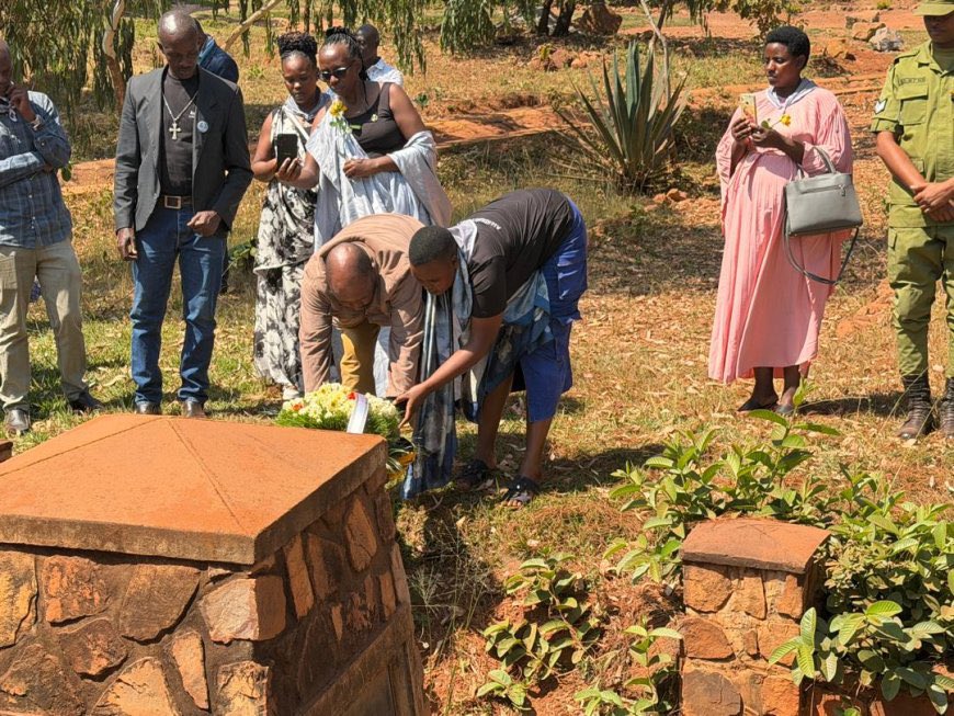 Ibuka_Rwanda's tweet photo. Ku wa 28 Kamena 2026, Umuryango Humura Victoria Warakoze, ku bufatanye n’Abarokotse Jenoside yakorewe Abatutsi mu 1994 batuye mu Karere ka Kirehe ndetse na IBUKA Kirehe, 

Wateguye igikorwa cyo kwibuka no guha icyubahiro Abatutsi basaga 900 bishwe muri Jenoside yakorewe Abatutsi mu 1994 bajugunywa mu mugezi w’Akagera, imibiri yabo ikaruhukira mu Karere ka Ngara muri Tanzania. 

Muri iki gikorwa, ubuhamya bwa Murenzi Maurice bwagaragaje uburyo Abatutsi biciwe bakajugunywa mu Kagera, anashimira Abanyatanzania bakiriye abarokotse bakanabaramira. 

Perezida wa Humura Victoria Warakoze, Me Nubumwe Jean Bosco, yasabye ko hakomeza kurwanywa ihakana n’ipfobya rya Jenoside, anashimira Leta y’u Rwanda na Tanzania ku ruhare rwazo mu kubungabunga icyubahiro cy’abazize Jenoside. 

Nduwimana Bonaventure, Perezida wa IBUKA Kirehe, yihanganishije imiryango yabuze abayo anasaba ko kubaka Urwibutso rwa Jenoside i Ngara byihutishwa. #Kwibuka32