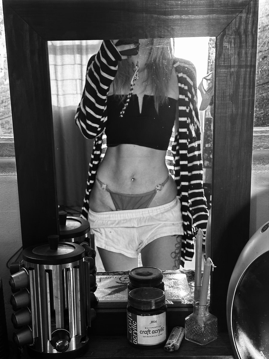 marcelinethega1's tweet photo. View only 🗡️🤍 

#stoner #puffco #model #smoking #fourtwenty https://t.co/HEyfM1yBnK