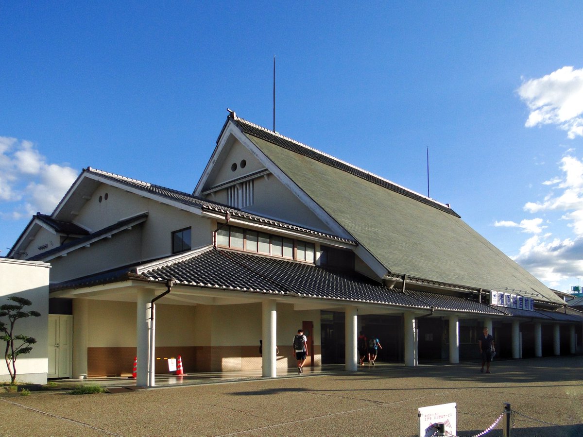 fukupedia18's tweet photo. 駅舎のデザインについて『紀元二千六百年祝典記録』第7冊（1940）に解説がありました。
奈良周辺の古民家に見られる「大和棟」をベースにしつつ、神明造のような神社建築のイメージを持たせたようです。
🔹橿原神宮前駅（奈良県橿原市／1939・S14／村野藤吾） https://t.co/7IAHdDHE9Z