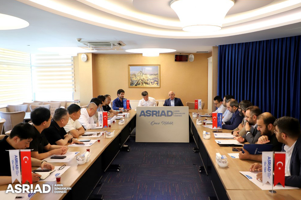 asriadgm's tweet photo. Çin'in Shanxi Eyaleti Ticaret Bakanlığı'ndan gelen üst düzey bir heyet, ASRİAD Genel Merkezi'ni ziyaret ederek istişarelerde bulundu.

Shanxi Eyaleti Ticaret Departmanı Genel Müdürü Wang Hongjin başkanlığındaki heyet; ASRİAD Genel Başkanı İbrahim Cemil Yıldız, Kurumsal İletişimden Sorumlu Genel Başkan Yardımcısı İsmail Özen, Yönetim Kurulu üyeleri ve çok sayıda üye iş insanının katılımıyla gerçekleşen toplantıda ağırlandı.

Çin Halk Cumhuriyeti’nin kömür ve ağır sanayi merkezlerinden biri olan Shanxi Eyaleti’nden gelen heyet ile gerçekleştirilen görüşmelerde; özellikle yeni enerji başta olmak üzere farklı sektörlerde yatırım imkânları, ticari iş birliği alanları ve ortak proje geliştirme fırsatları kapsamlı şekilde ele alındı. Taraflar arasında karşılıklı iş birliği potansiyeline yönelik yapıcı ve verimli bir istişare ortamı oluştu.

Ziyaret kapsamında Çin heyeti, ASRİAD üyesi iş insanlarını ilerleyen dönemde Shanxi Eyaleti’nde ticari temaslarda bulunmak ve yatırım görüşmeleri gerçekleştirmek üzere davet etti.

Programın sonunda ASRİAD Genel Başkanı İbrahim Cemil Yıldız tarafından, Shanxi Eyaleti Ticaret Departmanı Genel Müdürü Wang Hongjin’e “Önce Nitelik” plaketi takdim edildi.

#ASRİAD #Shanxi #Ticaret #Yatırım #Ekonomi #YeniEnerji #öncenitelik