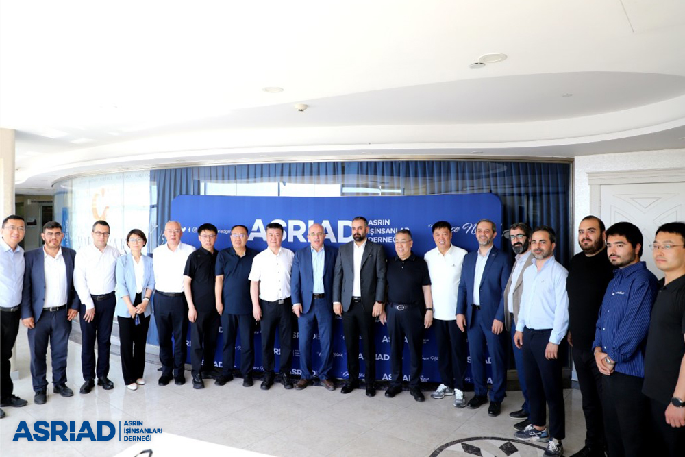 asriadgm's tweet photo. Çin'in Shanxi Eyaleti Ticaret Bakanlığı'ndan gelen üst düzey bir heyet, ASRİAD Genel Merkezi'ni ziyaret ederek istişarelerde bulundu.

Shanxi Eyaleti Ticaret Departmanı Genel Müdürü Wang Hongjin başkanlığındaki heyet; ASRİAD Genel Başkanı İbrahim Cemil Yıldız, Kurumsal İletişimden Sorumlu Genel Başkan Yardımcısı İsmail Özen, Yönetim Kurulu üyeleri ve çok sayıda üye iş insanının katılımıyla gerçekleşen toplantıda ağırlandı.

Çin Halk Cumhuriyeti’nin kömür ve ağır sanayi merkezlerinden biri olan Shanxi Eyaleti’nden gelen heyet ile gerçekleştirilen görüşmelerde; özellikle yeni enerji başta olmak üzere farklı sektörlerde yatırım imkânları, ticari iş birliği alanları ve ortak proje geliştirme fırsatları kapsamlı şekilde ele alındı. Taraflar arasında karşılıklı iş birliği potansiyeline yönelik yapıcı ve verimli bir istişare ortamı oluştu.

Ziyaret kapsamında Çin heyeti, ASRİAD üyesi iş insanlarını ilerleyen dönemde Shanxi Eyaleti’nde ticari temaslarda bulunmak ve yatırım görüşmeleri gerçekleştirmek üzere davet etti.

Programın sonunda ASRİAD Genel Başkanı İbrahim Cemil Yıldız tarafından, Shanxi Eyaleti Ticaret Departmanı Genel Müdürü Wang Hongjin’e “Önce Nitelik” plaketi takdim edildi.

#ASRİAD #Shanxi #Ticaret #Yatırım #Ekonomi #YeniEnerji #öncenitelik