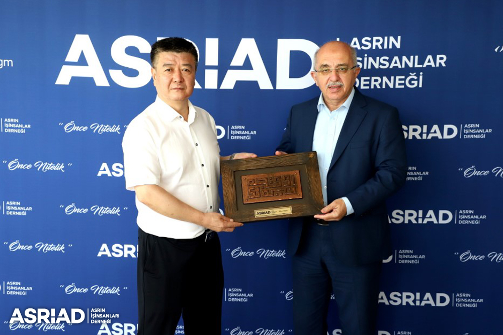 asriadgm's tweet photo. Çin'in Shanxi Eyaleti Ticaret Bakanlığı'ndan gelen üst düzey bir heyet, ASRİAD Genel Merkezi'ni ziyaret ederek istişarelerde bulundu.

Shanxi Eyaleti Ticaret Departmanı Genel Müdürü Wang Hongjin başkanlığındaki heyet; ASRİAD Genel Başkanı İbrahim Cemil Yıldız, Kurumsal İletişimden Sorumlu Genel Başkan Yardımcısı İsmail Özen, Yönetim Kurulu üyeleri ve çok sayıda üye iş insanının katılımıyla gerçekleşen toplantıda ağırlandı.

Çin Halk Cumhuriyeti’nin kömür ve ağır sanayi merkezlerinden biri olan Shanxi Eyaleti’nden gelen heyet ile gerçekleştirilen görüşmelerde; özellikle yeni enerji başta olmak üzere farklı sektörlerde yatırım imkânları, ticari iş birliği alanları ve ortak proje geliştirme fırsatları kapsamlı şekilde ele alındı. Taraflar arasında karşılıklı iş birliği potansiyeline yönelik yapıcı ve verimli bir istişare ortamı oluştu.

Ziyaret kapsamında Çin heyeti, ASRİAD üyesi iş insanlarını ilerleyen dönemde Shanxi Eyaleti’nde ticari temaslarda bulunmak ve yatırım görüşmeleri gerçekleştirmek üzere davet etti.

Programın sonunda ASRİAD Genel Başkanı İbrahim Cemil Yıldız tarafından, Shanxi Eyaleti Ticaret Departmanı Genel Müdürü Wang Hongjin’e “Önce Nitelik” plaketi takdim edildi.

#ASRİAD #Shanxi #Ticaret #Yatırım #Ekonomi #YeniEnerji #öncenitelik
