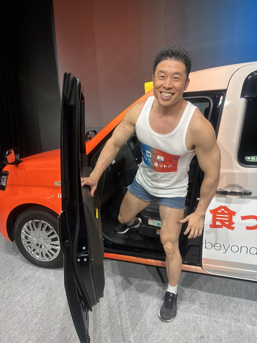 kinnikun0917's tweet photo. 【大好評】史上初シリーズ
『助手席ヤーで大スベり』

タクシーアプリGO＆フードデリバリーRocket Now(ロケットナウ)の「乗っトク、食っトク。」イベントに出演させていただきました。

助手席ヤー‼︎

大きくスベりましたが、何事もなかったように落ち着いた笑顔で出て来ました。

失敗しても笑顔で堂々としていると、そんなもんかなとなりました。

皆さんも、やってみてください。

パワー
なかやまきんに君