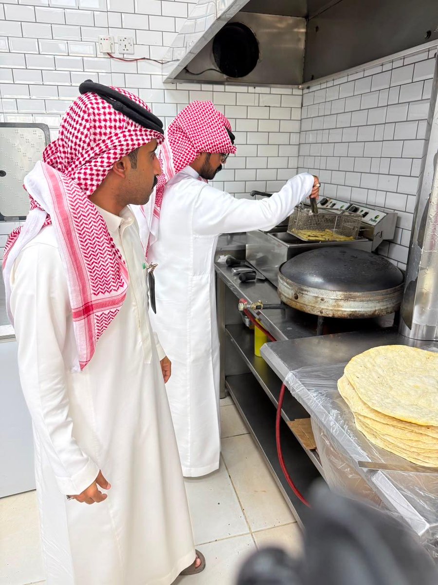 Dhalmgov's tweet photo. تواصل #بلدية_ظلم  تنفيذ الجولات الرقابية على المنشآت التجارية والمطاعم ، للتأكد من سلامة المنتجات والالتزام بالاشتراطات الصحية، حفاظًا على صحة المستهلك https://t.co/SK6n8qkDRu
