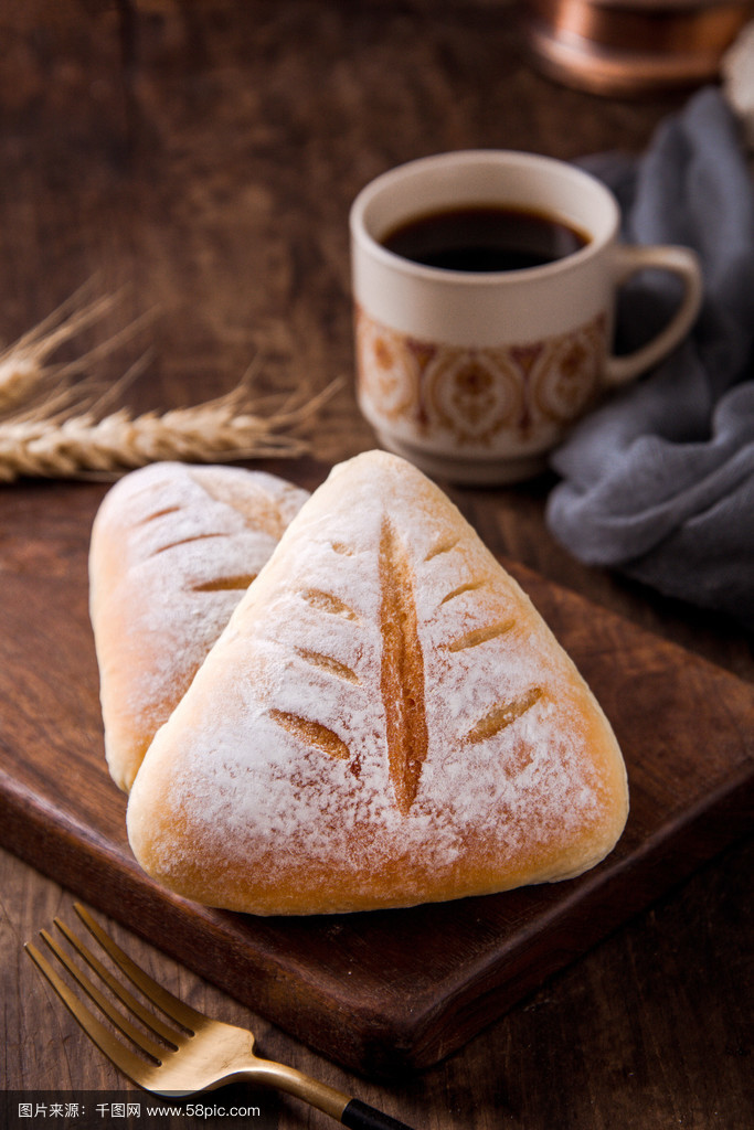 PrinceDoge3's tweet photo. Just nailed my first homemade sourdough loaf! The crust is so crispy and the aroma filling my kitchen is chef’s kiss https://t.co/WitLjdT3XD