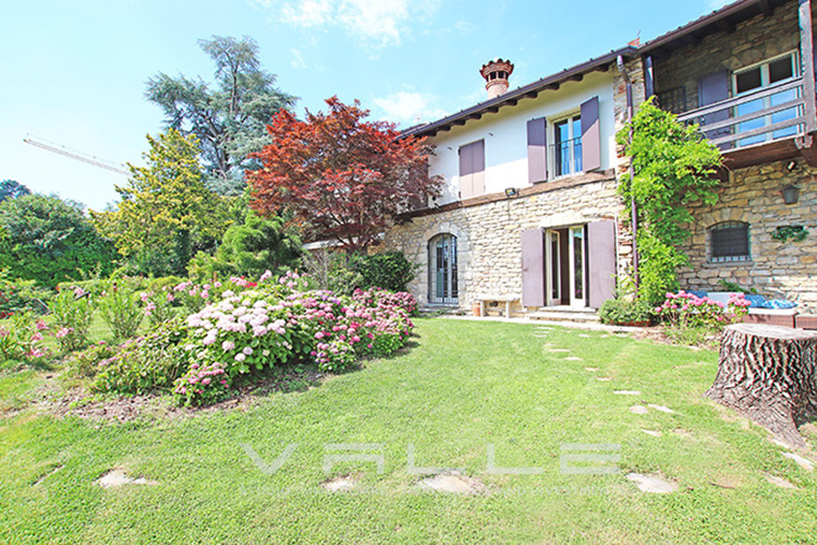ValleRealEstate's tweet photo. https://t.co/jg2XgpKx2q
BERGAMO _ BORGO CANALE
Porzione di casa indipendente di mq 260 dotata di 300 mq di #giardino, #autorimessa e 3.000 mq di #parco comune con #piscina.
€ 1.550.000,00
#giardino #appartamento #balcone #classeC #Bergamo #BorgoCanale https://t.co/ofEzGFXvhg