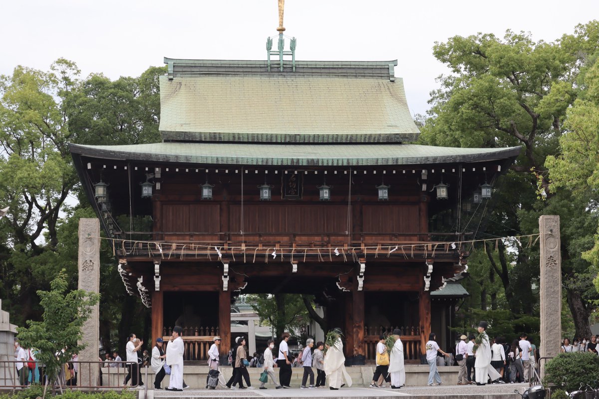 ishikirishrine's tweet photo. 本日は15時より夏越大祓式を滞りなく斎行致しました。多くの参拝者と共に半年の間知らず知らずのうちに犯した罪穢れを祓い清め、「水無月の夏越の祓する人は千歳の命のぶといふなり」と唱えながら茅の輪をくぐりました。皆様の次の半年間のご健康とご多幸をお祈り申し上げます。
#石切　#夏越大祓式 https://t.co/Hwg9FCwOY8