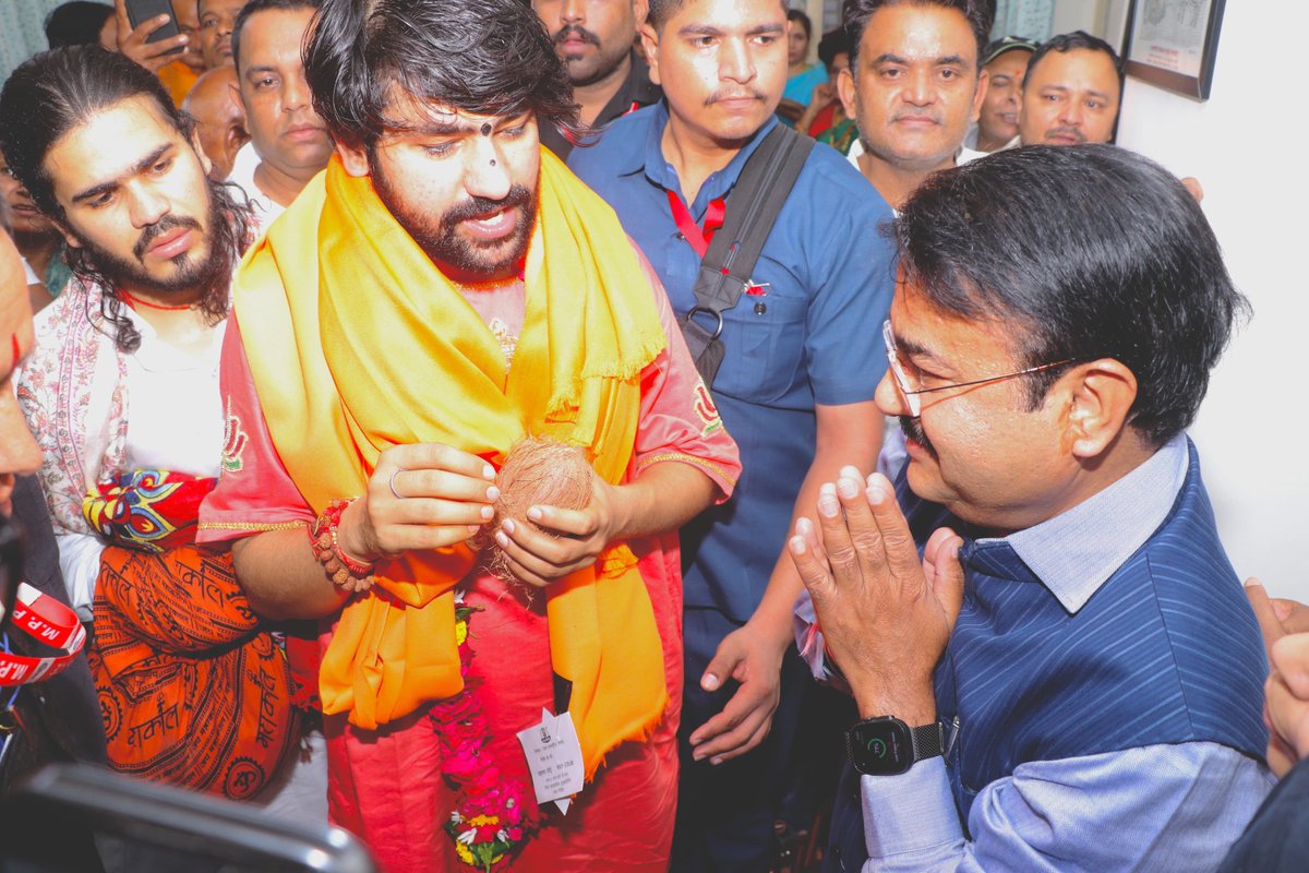 nsp2106's tweet photo. आज भोपाल पधारे श्री बागेश्वर धाम के पीठाधीश्वर पूज्य श्री धीरेन्द्र कृष्ण शास्त्री जी महाराज से आत्मीय भेंट कर आशीर्वाद प्राप्त किया।

@bageshwardham https://t.co/Zytp1Q6jlE