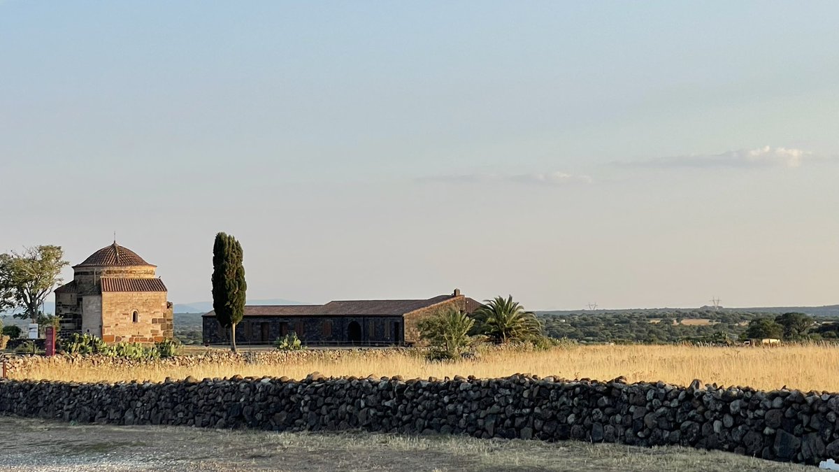 FiliFilfrog's tweet photo. @Fascinate_Hist Isola di Sardegna, esempio di sincretismo: nuraghe e chiesa cristiana. Silanus (provincia di Nuoro). https://t.co/AOKtvEt0io
