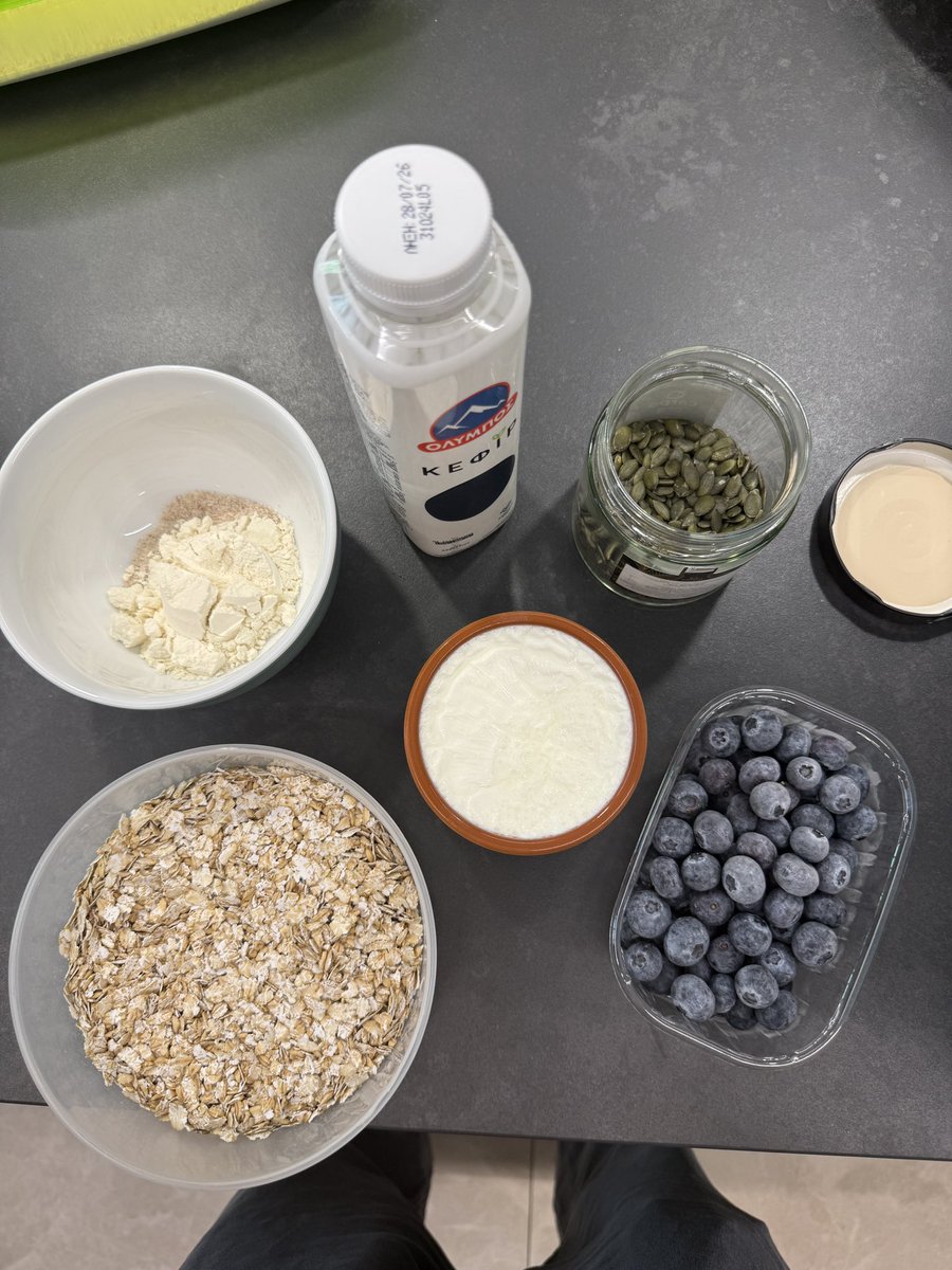 nikaspan's tweet photo. My breakfast to get shredded

Goat yoghurt (regular works too)
20g whey
Handful of blueberries
Half a handful of pumpkin seeds
2 tbsp Barley oats (or regular oats)
A little kefir (optional to make it softer)

Tastes great takes 2 minutes to make https://t.co/UR6qby9VVC