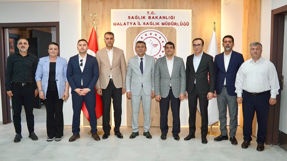malatyaism's tweet photo. Görev sürelerinin sona ermesi nedeniyle ilimizden ayrılacak olan Vali Yardımcılarımız Sayın Sedat Özdemir, Sayın Bilal Basri, Sayın Ahmet Korkmaz ve Battalgazi Kaymakamımız Sayın Erkan Savar, İl Sağlık Müdürümüz Uzm. Dr. Cezmi Karaca’yı makamında ziyaret ederek veda ziyaretinde bulundular.

Nazik ziyaretlerinden dolayı kendilerine teşekkür eden İl Sağlık Müdürümüz Uzm. Dr. Cezmi Karaca, ilimize sundukları değerli hizmetlerden dolayı Sayın Sedat Özdemir, Sayın Bilal Basri, Sayın Ahmet Korkmaz ve Sayın Erkan Savar’a şükranlarını ifade ederek, yeni görev ve yaşamlarında başarılar diledi.