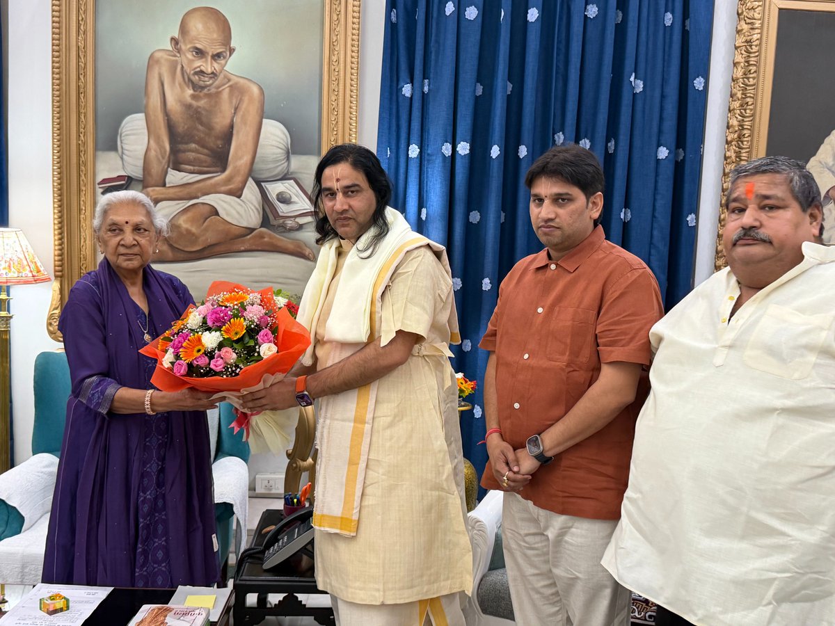 DN_Thakur_Ji's tweet photo. लखनऊ जन भवन में उत्तर प्रदेश की माननीय राज्यपाल श्रीमती आनंदीबेन पटेल जी से आत्मीय शिष्टाचार भेंट की।
इस मुलाकात के दौरान सनातन संस्कृति, भारतीय आध्यात्मिक मूल्यों तथा समाज में संस्कारों के संवर्धन जैसे महत्वपूर्ण विषयों पर सार्थक चर्चा हुई।
साथ ही, माननीय राज्यपाल महोदया जी को वृंदावन में 30 जुलाई 2026 से आयोजित होने वाले 21 लाख पार्थिव शिवलिंग निर्माण एवं श्री शिव महापुर��ण कथा में सादर आमंत्रित किया।

#lucknow #Governor #UttarPradesh @anandibenpatel