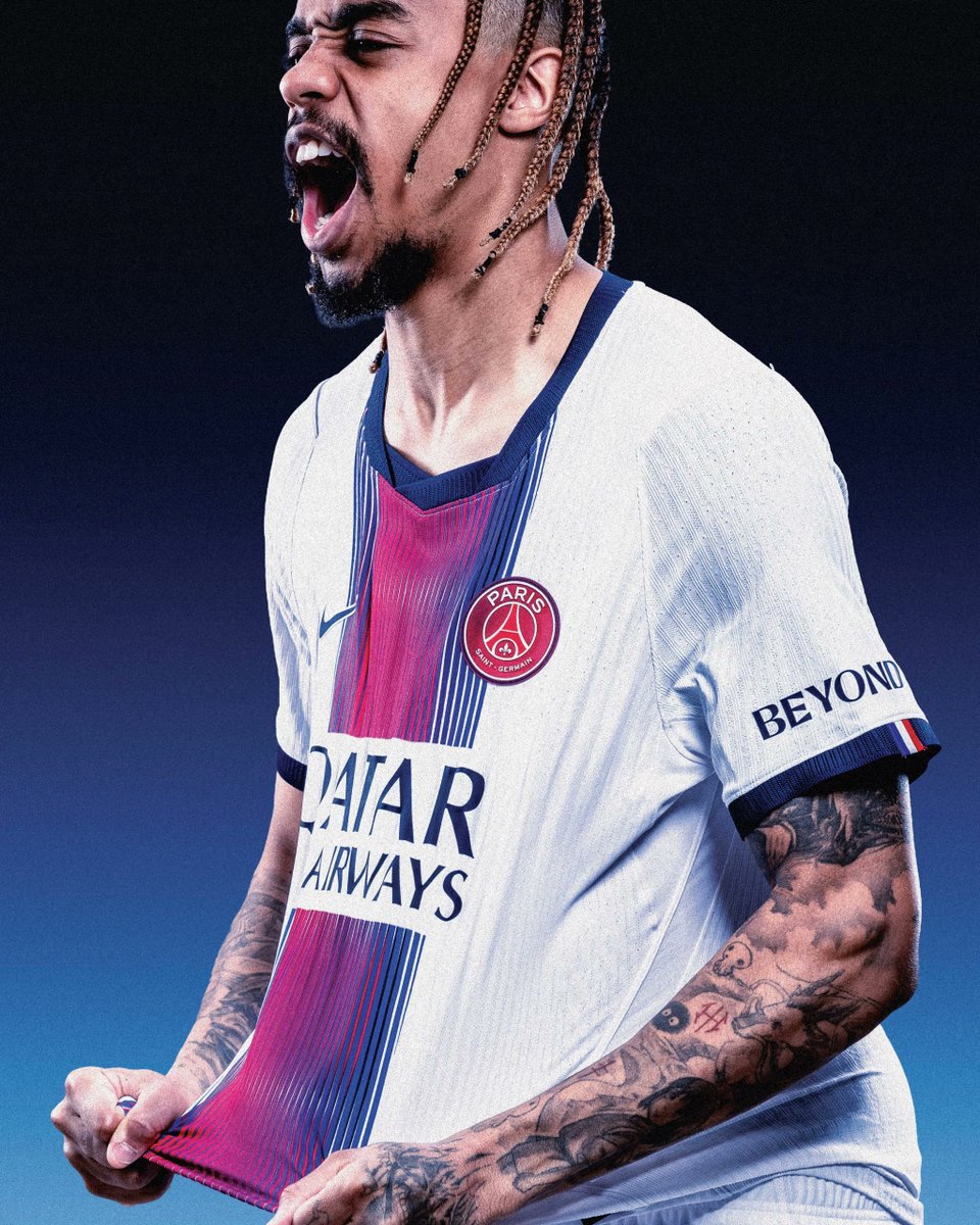 FootAndLoot's tweet photo. 🚨 LE VOILÀ ! @Nike  et le @PSG_inside  viennent de dévoiler le nouveau maillot extérieur 2026/2027.

Exit la Tour Eiffel, place à un motif Hechter réinventé en mode "Op Art" et musique électro. Mention spéciale pour l'écusson lenticulaire qui change de couleur selon l'angle 👀🔥 https://t.co/W9DnVIejx1