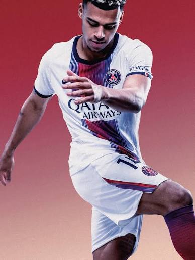FootAndLoot's tweet photo. 🚨 LE VOILÀ ! @Nike  et le @PSG_inside  viennent de dévoiler le nouveau maillot extérieur 2026/2027.

Exit la Tour Eiffel, place à un motif Hechter réinventé en mode "Op Art" et musique électro. Mention spéciale pour l'écusson lenticulaire qui change de couleur selon l'angle 👀🔥 https://t.co/W9DnVIejx1
