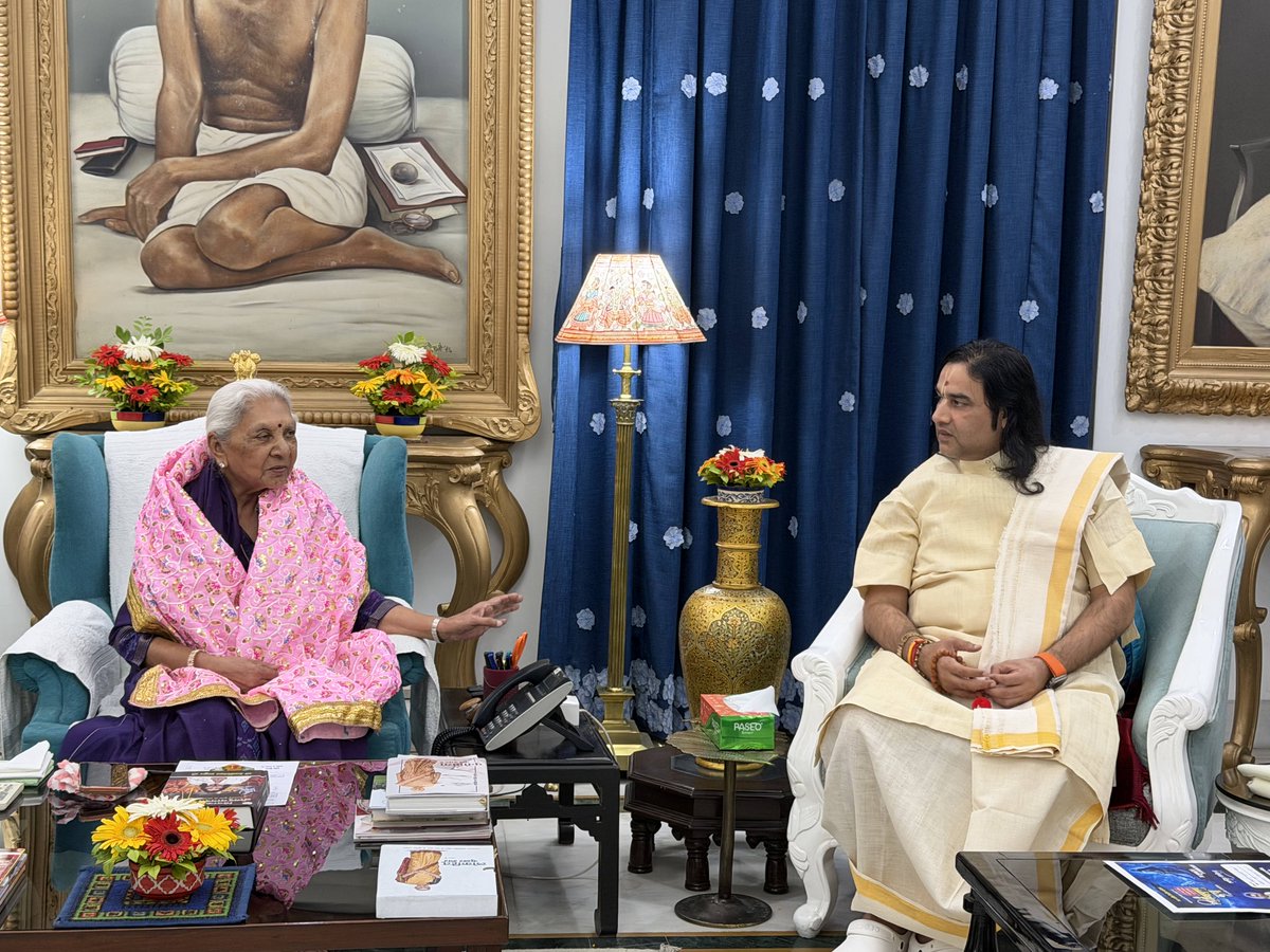 DN_Thakur_Ji's tweet photo. लखनऊ जन भवन में उत्तर प्रदेश की माननीय राज्यपाल श्रीमती आनंदीबेन पटेल जी से आत्मीय शिष्टाचार भेंट की।
इस मुलाकात के दौरान सनातन संस्कृति, भारतीय आध्यात्मिक मूल्यों तथा समाज में संस्कारों के संवर्धन जैसे महत्वपूर्ण विषयों पर सार्थक चर्चा हुई।
साथ ही, माननीय राज्यपाल महोदया जी को वृंदावन में 30 जुलाई 2026 से आयोजित होने वाले 21 लाख पार्थिव शिवलिंग निर्माण एवं श्री शिव महापुर��ण कथा में सादर आमंत्रित किया।

#lucknow #Governor #UttarPradesh @anandibenpatel