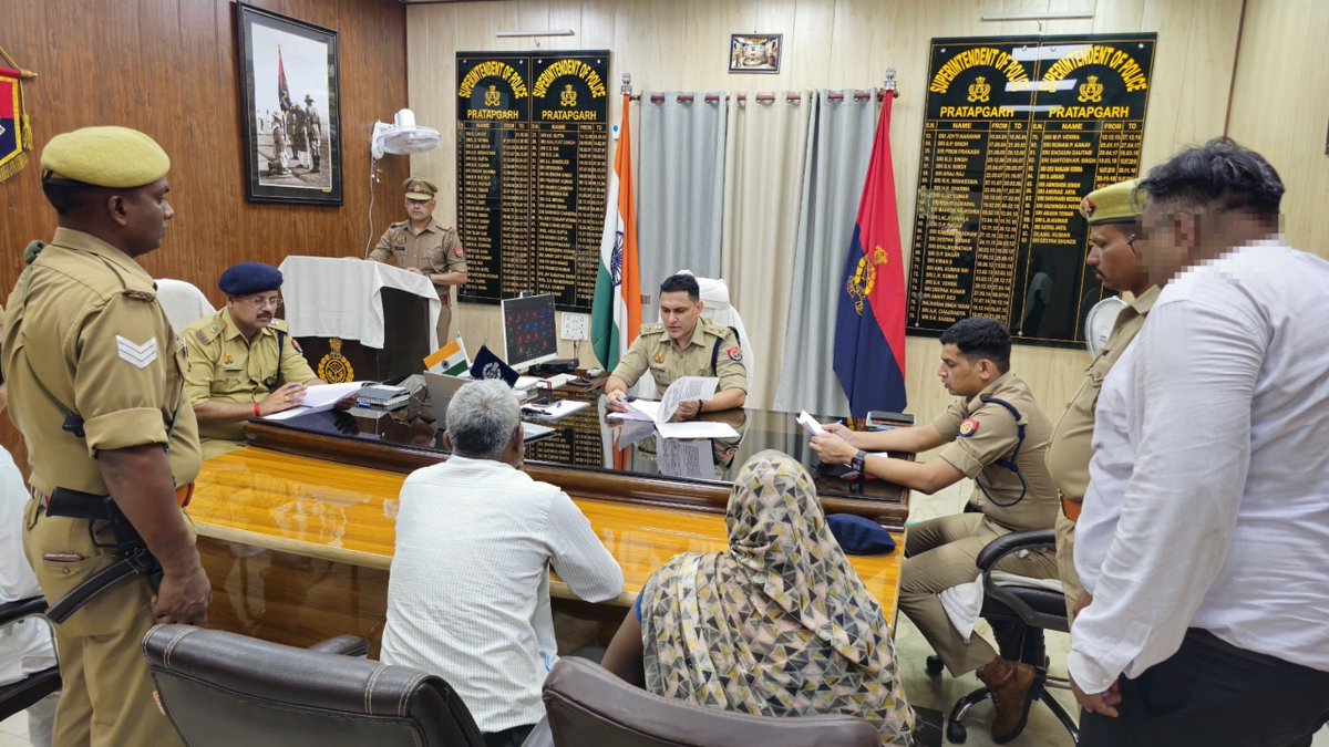 pratapgarhpol's tweet photo. 👉 पुलिस अधीक्षक प्रतापगढ़ दीपक भूकर द्वारा जनसुनवाई में आमजन की समस्याओं के गंभीरता से समाधान हेतु दिए गए निर्देश-

➡️ आज दिनांक 30.06.2026 को पुलिस अधीक्षक प्रतापगढ़ श्री दीपक भूकर द्वारा अपर पुलिस अधीक्षक (पूर्वी) श्री आलोक कुमार, अपर पुलिस अधीक्षक पश्चिमी श्री बृजनन्दन राय की उपस्थिति में पुलिस कार्यालय प्रतापगढ़ में जनसुनवाई का आयोजन किया गया।

➡️ जनसुनवाई के दौरान पुलिस अधीक्षक प्रतापगढ़ द्वारा आमजन की समस्याओं, शिकायतों एवं प्रार्थना पत्रों को गंभीरता एवं संवेदनशीलता के साथ सुना गया। प्रत्येक शिकायत पर उपलब्ध तथ्यों का अवलोकन करते हुए संबंधित राजपत्रित अधिकारियों एवं थाना प्रभारियों को निष्पक्ष, गुणवत्तापूर्ण एवं समयबद्ध निस्तारण सुनिश्चित करने हेतु आवश्यक दिशा-निर्देश प्रदान किए गए।

➡️ पुलिस अधीक्षक प्रतापगढ़ द्वारा यह भी निर्देशित किया गया कि जनसुनवाई में प्राप्त समस्त शिकायतों पर त्वरित एवं प्रभावी कार्यवाही सुनिश्चित की जाए तथा पीड़ित पक्ष को न्याय दिलाने के उद्देश्य से प्रत्येक प्रकरण का पारदर्शी, निष्पक्ष एवं परिणामोन्मुख निस्तारण किया जाए।