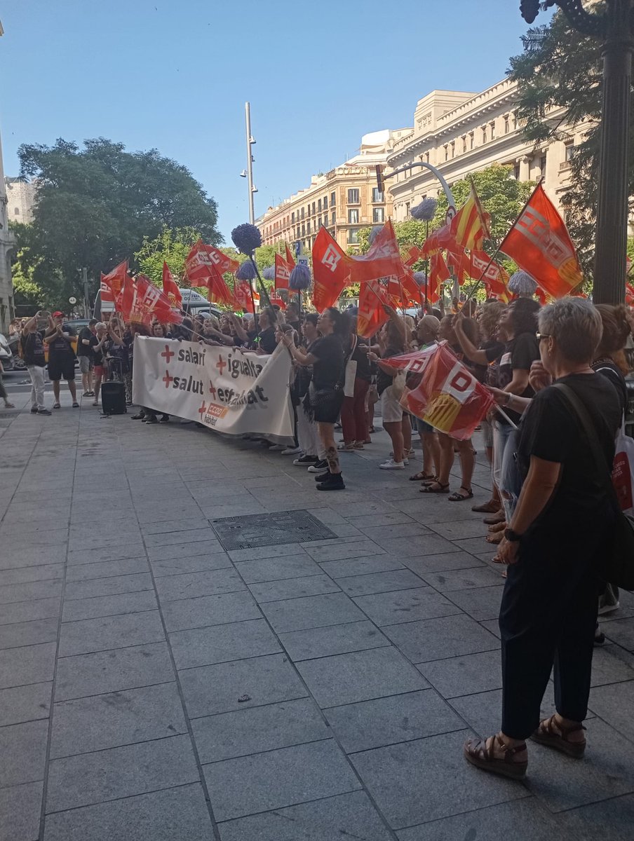 CCOOLleida's tweet photo. 📢📢Treballadores i treballadors del sector de neteja de CCOO de Lleida han anat a Barcelona per concentrar-se davant de la seu de la patronal Foment del Treball per reclamar el seu conveni!
https://t.co/PGzg0ZNBmG https://t.co/J9ac1bOklh