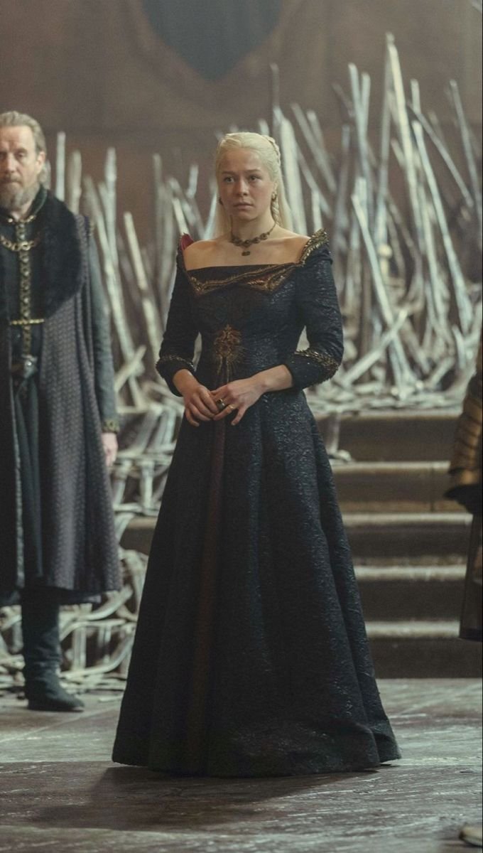 NerdInWhileLoop's tweet photo. I genuinely want to know who the hell designed her outfit, because what the hell is this?

We had stunning costumes for Queen Rhaenyra in the previous seasons. This has to be the biggest costume downgrade so far https://t.co/qFZLY5RPNT