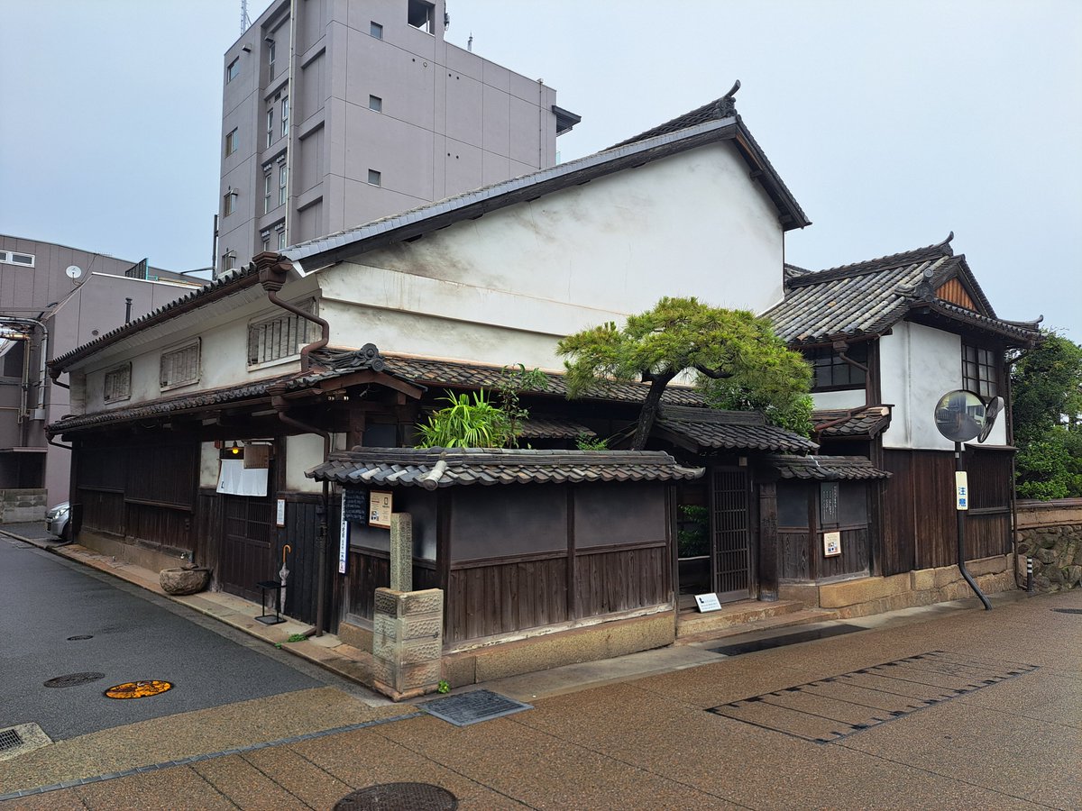tanakaru99's tweet photo. 先日訪れた桝屋清右衛門宅（広島県福山市鞆町）。いろは丸事件談判の折、#坂本龍馬（#才谷梅太郎）が滞在した商家です。『いろは丸航海日記付録草稿』には「夫より我士官の宿石井町桝屋清左衛門（ママ）方ニ帰ル。夕方ニ至りて明光丸士官両人来ル。梅太郎昼ねしたり、小谷耕蔵面会ス」とあります。 https://t.co/QDbi87MBMR