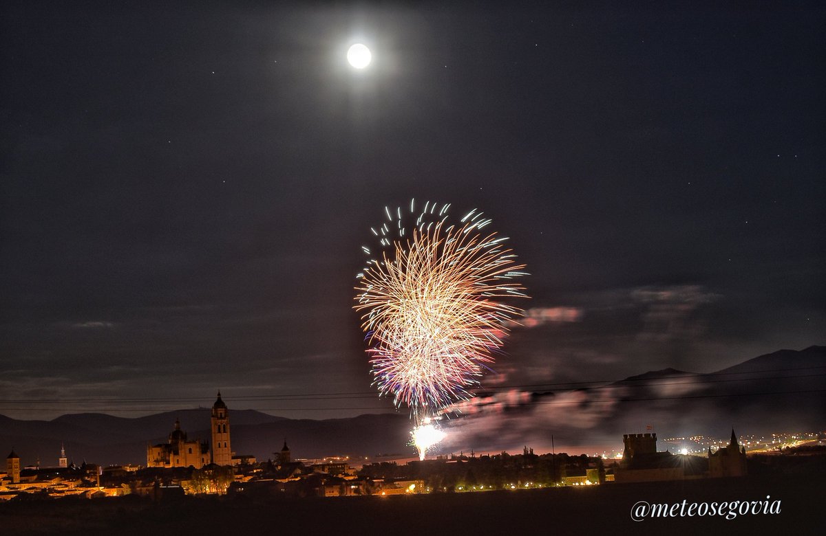 meteosegovia's tweet photo. Fuegos artificiales y luna llena anoche en #Segovia https://t.co/TWfEN8We8j