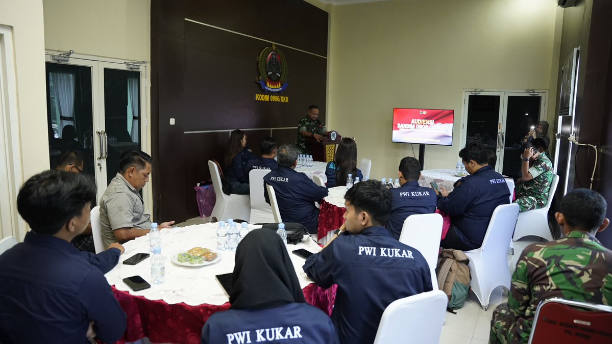 0906Kodim's tweet photo. Persatuan Wartawan Indonesia (PWI) Kabupaten Kutai Kartanegara melakukan kunjungan silaturahmi ke Kodim 0906/kkr sebagai upaya mempererat kemitraan serta memperkuat sinergi antara insan pers dan TNI dalam menjaga stabilitas daerah melalui  

https://t.co/o4HoAtrjLn https://t.co/SG7IRFjrQN