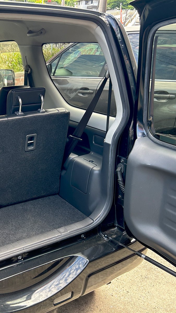 rabbit_rcn's tweet photo. ＼ジムニー ランドベンチャーの荷室／

今回ご紹介するのは、
スズキ ジムニー 660 ランドベンチャー 4WD。

ジムニーは、軽自動車でありながら本格的な4WD性能を備えた、
スズキを代表するクロカンSUVです。

ランドベンチャーは、
アウトドア感のある見た目と、特別仕様車らしい雰囲気が魅力の1台。

荷室はコンパクトですが、
開口部が大きく、日常の荷物を積み込みやすい形状です。

後席を倒せば、
キャンプ用品や釣り道具なども積みやすいスペースに。

大人数でたっぷり荷物を積む車というより、
少人数で趣味やレジャーを楽しむ方にぴったりの使い方ができます。

小回りのきくサイズ感。
4WDの頼もしさ。
趣味にも使いやすい荷室。

ジムニー ランドベンチャーは、
普段使いも、週末のアウトドアも楽しみたい方におすすめの1台です。

中古車の販売・買取はラビットへ！
