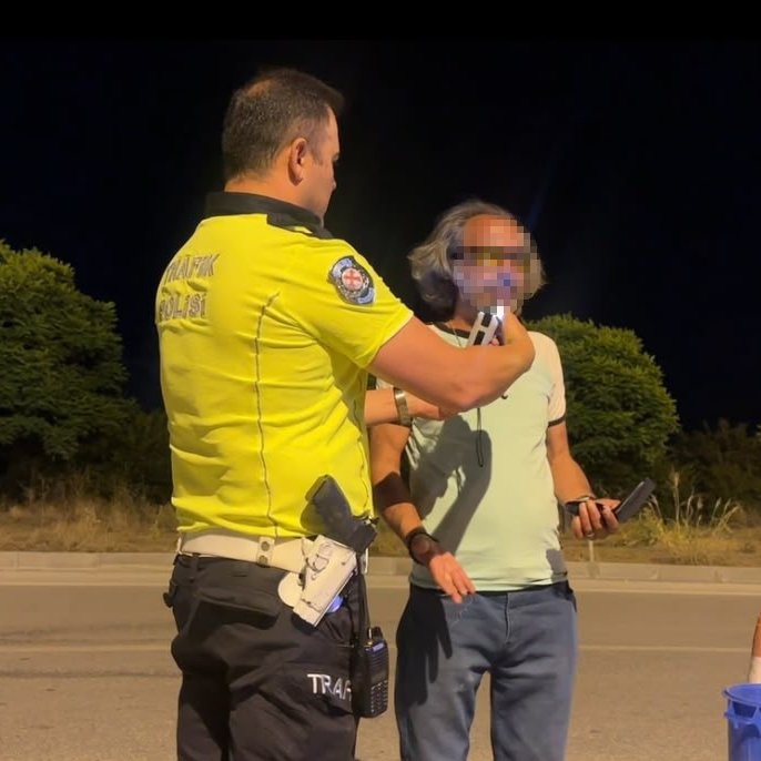 bpthaber's tweet photo. Burdur'da denetim yapan trafik polislerine selam vermek için aracıyla yanlarına giden şahsın 3.28 promil alkollü olduğu ortaya çıktı.

Sürücü: "Benim nezaketime böyle mi yapıyorsun. Sadece gelip kolay gelsin diyecektim nezakaten." https://t.co/VcaLUu7CbZ