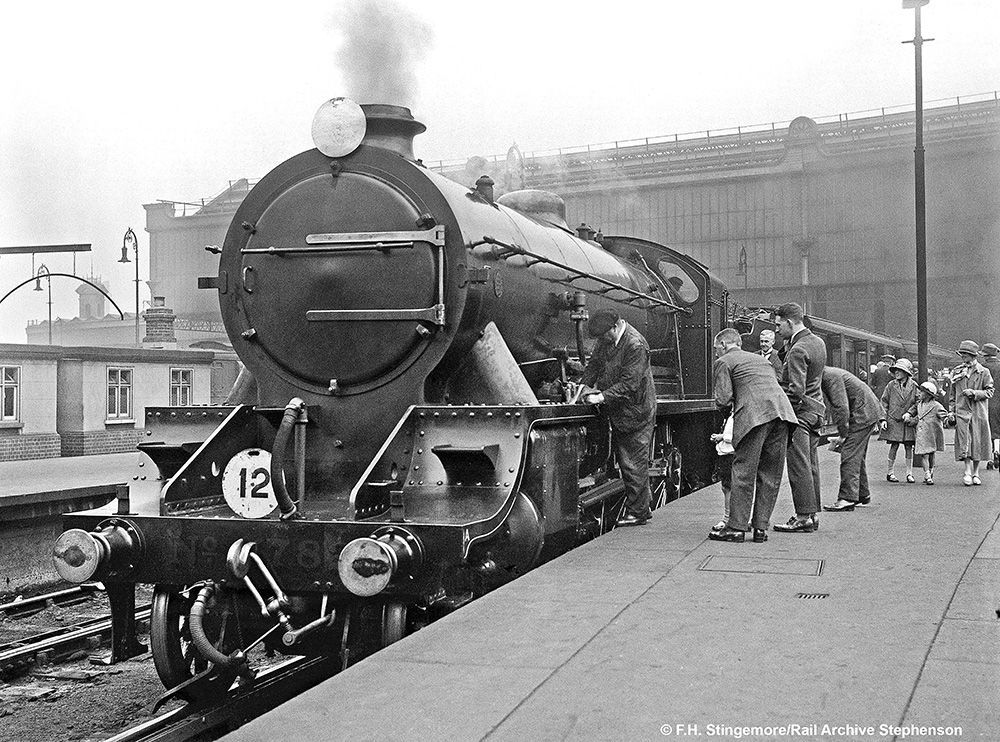 GloriousSteam's tweet photo. URIE N15 CLASS 4-6-0 – NO. 782
Photograph by F.H. Stingemore from Rail Archive Stephenson courtesy Rail-Online.

Taken from ‘The Glorious Years of the Southern Railway’ by Peter Tuffrey

20% off coupon code smt26

https://t.co/WMShHIkj2s

#steamtrain #heritagerailway #Locomotive https://t.co/istZkKmiTP