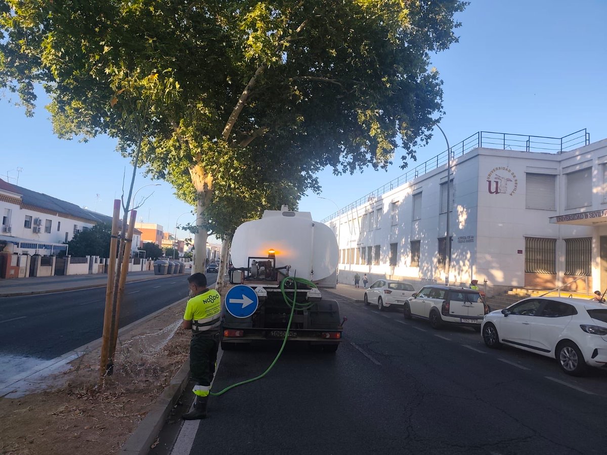 DtoNervion's tweet photo. Continúan las labores de riego en diferentes puntos del distrito💦 

#sevillaestáenmarcha https://t.co/EWEwlVH1km