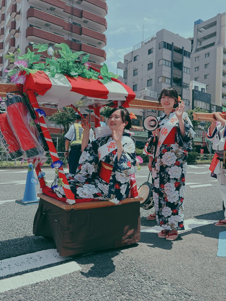 DiscoverOsaka's tweet photo. 「愛染さん」の呼び名で親しまれる伝統行事「愛染まつり」が開催中です
初日は大勢が「宝恵駕籠パレード」を見に来ていました。愛染娘を載せた「駕籠上げ」は迫力満点✨祭囃子や、雀踊りで一層盛り上がりました
愛染まつりは7月2日まで引き続き開催中です
ぜひお越しください
https://t.co/lgasqXu9c0 https://t.co/t4COiVS8is
