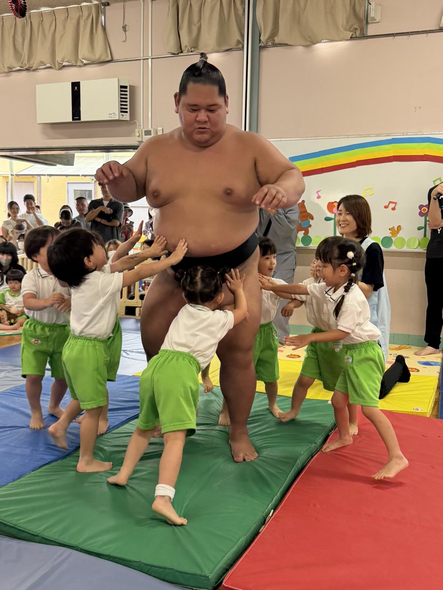 oshimabeya's tweet photo. 【大島部屋の日常】
本日、宿舎の薬師堂（願成寺）の目の前にある柳保育園にてお相撲さんとの触れ合い会を開催し、旭海雄 旭水野 旭天道 旭大海 旭大龍が参加しました😊
元気に走って力士にぶつかりに行く子達や沢山泣いてる子達も🥰
癒される時間でした😊
素敵な時間をありがとうございました🌟 https://t.co/1BM1JDbviG