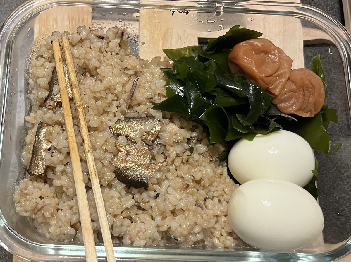 ktm8194's tweet photo. 1日1食…今宵はこんなのですねー｡
オイルサーディンで焼き飯！
味付けに軽くカンタン八芳酢を使いました｡
#1日1食
#オイルサーディン
#焼き飯
#カンタン八芳酢
#飽くなき自炊への努力 https://t.co/ftVFiRxHi8