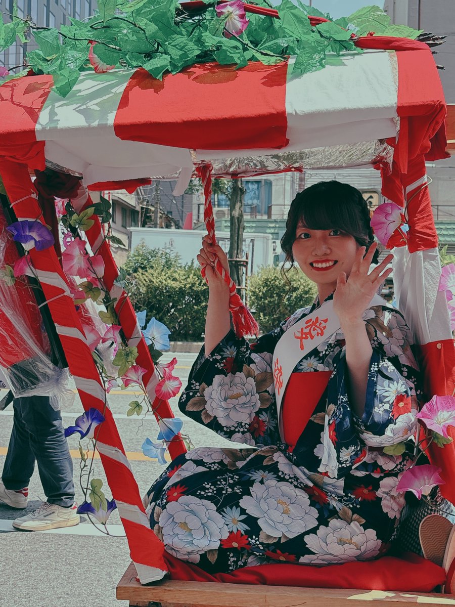 DiscoverOsaka's tweet photo. 「愛染さん」の呼び名で親しまれる伝統行事「愛染まつり」が開催中です
初日は大勢が「宝恵駕籠パレード」を見に来ていました。愛染娘を載せた「駕籠上げ」は迫力満点✨祭囃子や、雀踊りで一層盛り上がりました
愛染まつりは7月2日まで引き続き開催中です
ぜひお越しください
https://t.co/lgasqXu9c0 https://t.co/t4COiVS8is