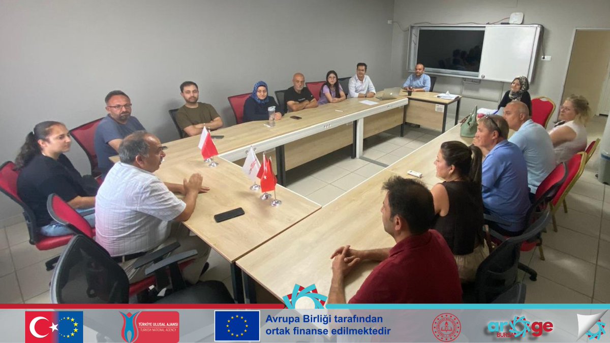 bursailmemarge's tweet photo. 🇹🇷🤝🇪🇺 Erasmus+ Mesleki Eğitim Konsorsiyumu kapsamında, Fransa ve Almanya’da uzun dönem öğrenci hareketliliğine katılacak Şehit Erol Olçok Turizm MTAL ve Havva Aslanoba Turizm MTAL öğretmenleri, öğrencileri ve velilerine bilgilendirme toplantısı gerçekleştirildi.
@GurhanCokgezer https://t.co/D67R69NNkb