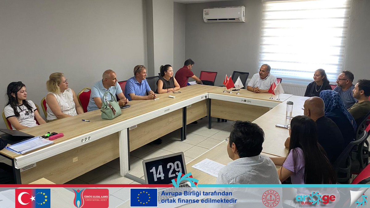 bursailmemarge's tweet photo. 🇹🇷🤝🇪🇺 Erasmus+ Mesleki Eğitim Konsorsiyumu kapsamında, Fransa ve Almanya’da uzun dönem öğrenci hareketliliğine katılacak Şehit Erol Olçok Turizm MTAL ve Havva Aslanoba Turizm MTAL öğretmenleri, öğrencileri ve velilerine bilgilendirme toplantısı gerçekleştirildi.
@GurhanCokgezer https://t.co/D67R69NNkb