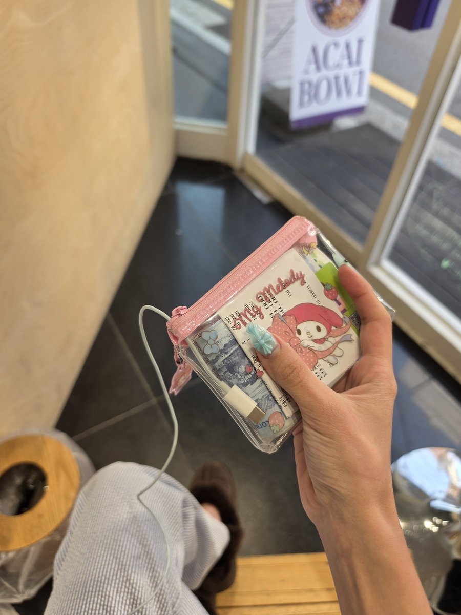 Hannahrsb's tweet photo. เมื่อโทรศัพท์ก็ต้องชาร์จ
หูฟังก็ต้องใส่ https://t.co/suBfXd2eWD