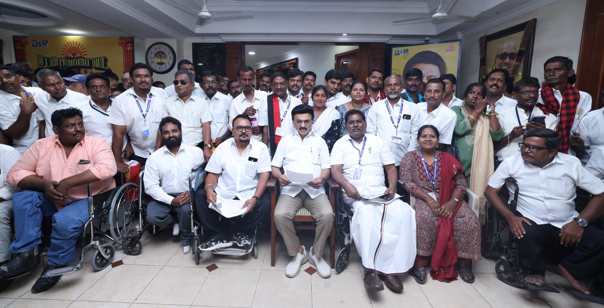 sunnewstamil's tweet photo. #NewsUpdate | திமுக தலைவர் மு.க.ஸ்டாலினுடன் உள்ளாட்சி மன்றங்களில் நியமன உறுப்பினர்களாக நியமிக்கப்பட்ட மாற்றுத் திறனாளிகளைக் கொண்ட 'தமிழ்நாடு உள்ளாட்சி நியமன உறுப்பினர்கள் நலச் சங்க' நிர்வாகிகள் மரியாதை நிமித்தமாக சந்திப்பு
#SunNews | #MKStalin | #LocalBody https://t.co/VPTs9AzlY8