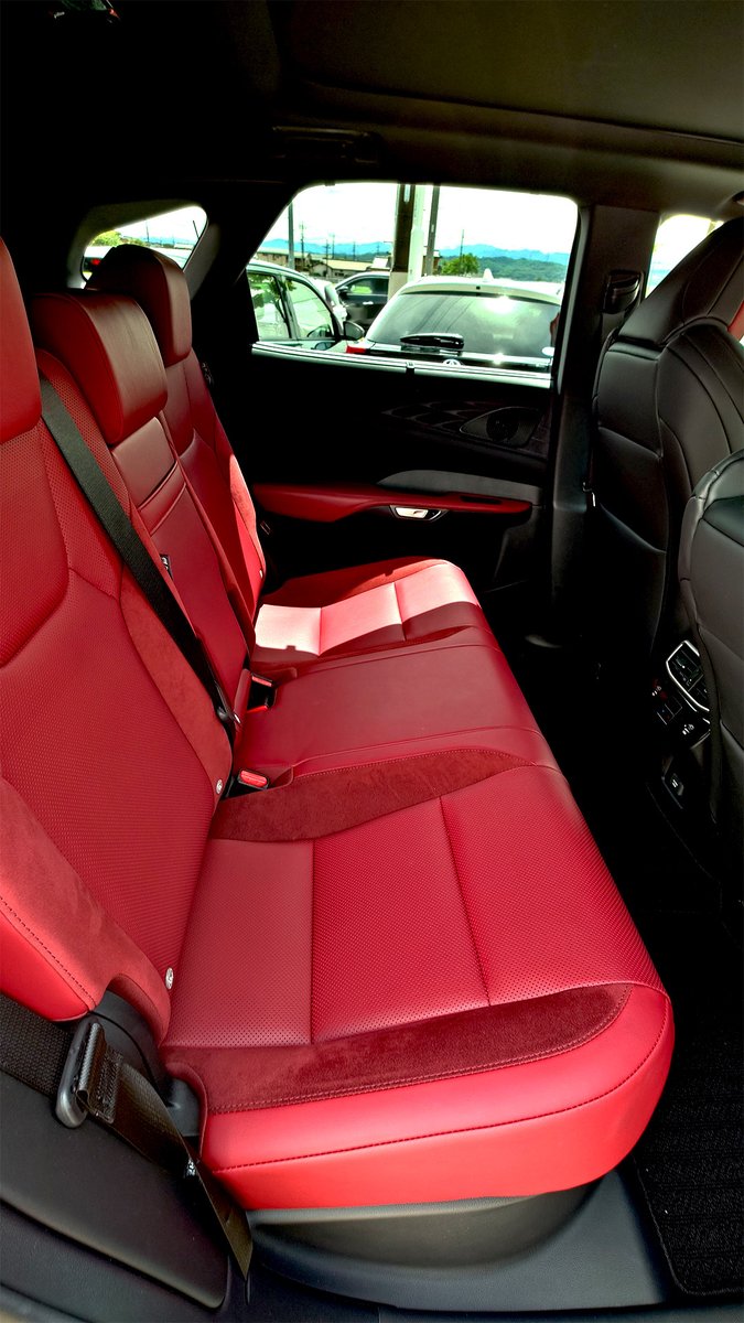 rabbit_rcn's tweet photo. ＼2024年式 レクサス RX350 F SPORT／

今回は、外装から内装、荷室まで
この1台の見どころをまとめてご紹介します。

外装は、存在感のあるフロントフェイスと
F SPORTらしいスポーティな雰囲気が魅力です。

室内に入ると、まず目を引くのが赤内装。

運転席まわりは、
大型ディスプレイやデジタルメーターがすっきり配置され、
高年式モデルらしい先進的な印象があります。

ステアリング、シフトまわり、ペダルにも
F SPORTらしいスポーティな雰囲気が感じられます。

後席は、大人も座りやすいゆとりのある空間。

赤内装の存在感がありながら、
家族や友人との移動でも快適に過ごしやすい室内です。

荷室は開口部が広く、
買い物や旅行の荷物も積み込みやすいスペース。

トノカバー付きで、
荷物を外から見えにくくできるのも日常使いでうれしいポイントです。

存在感のある外装。
赤内装の上質感。
先進的な運転席まわり。
後席と荷室の使いやすさ。

高級感も、スポーティさも、毎日の使いやすさも大切にしたい方におすすめのSUVです。

中古車の販売・買取はラビットへ！