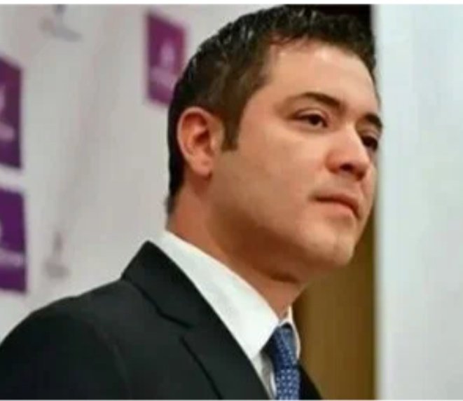puleragema's tweet photo. #İBBDavası'nda 59. Gün

"Bilseler benim meslek büyüğüm olan Soner Yalçın'a, Ruşen Çakır'a, Şaban Sevinç'e, Yavuz Oğhan'a talimat verip iş yaptıramayacağımı öğrenirlerdi.

🔺️Ayrıca onların benim kulağımı çekme, bana fırça atma, bana talimat verme hakları olduğunu da bilirlerdi."

🔴 MEDYA AŞ Yönetim Kurulu Başkanı ve Ekrem İmamoğlu'nun danışmanı #MuratOngun beyanda bulunuyor.

🔴 "Sayın Başkan, benim savunmamın şifresi şüphe.

Şüphe sadece savcılarımızın mesleki çıkası değil, asıl gazetecilerin mesleki çıkasıdır. Yani benim öz mesleğimin.

Burada CV'mi de anlatmayacağım. 

Çünkü herhalde Ekrem Başkan'dan sonra hayatı en çok didik didik edilen, yaptığı her işe fener tutulan birisi benim. Tanıyanların tanıması yeterli.

27 Mart 1996'da stajyer muhabir olarak Ankara'da başladığım mesleğimde, adına merkez medya dediğimiz büyük kurumlarda muhabirlikten yöneticiliğe kadar görev aldım. O yüzden medyada çevrem çok geniştir.

Bugünkü ayrı mahalle gibi görünen medyanın her iki mahallesinde de çok sayıda tanıdığım, sevdiğim dostum gazeteci var. Hepsi kendini kabul ettirmiş insanlar.

Benden çok daha genç, çok daha başarılı olan genç gazeteci kardeşlerimle de İstanbul Büyükşehir Belediyesi'ndeki görevim sırasında tanıştım.

Diyebilirim ki medyada iki yeni topluluğum vardır.

🔴 İddianamede öyle bir madde var Başkanım. Benim ta Ankara'dan tanıdığım gazeteci abilerim de var. Güya benim talimatımla altı ay boyunca yayınlar yapmışlar. Üstelik utanarak söylüyorum, benden para alarak.

Bizim mesleği bilmiyor bu iddianameyi yazanlar. Belli ki havuz medyasındaki balıkları gazeteci sanıyorlar.

🔺️Bilseler benim meslek büyüğüm olan Soner Yalçın'a, Ruşen Çakır'a, Şaban Sevinç'e, Yavuz Oğhan'a talimat verip iş yaptıramayacağımı öğrenirlerdi.

🔺️Ayrıca onların benim kulağımı çekme, bana fırça atma, bana talimat verme hakları olduğunu da bilirlerdi.

🔺️Hele ki onlara para karşılığı haber yaptırmayı teklif etsem önce sinkaflı küfür ederler, ardından beni yanlarından kovarlar. 
Öfkeleri geçince de Ekrem İmamoğlu'na karşı haber yaparlar. Haklı olurlar.

🔺️Sayın Başkan, mesleki hiyerarşide onların benim gazeteci hâlim olması, biraz evvel anlattığım gibi, onlara bana karşı her hakkı verir. 

Ben onlara talimat vermem. Onlar bana verir.

🔺️Bizim gazetecilikte değiştirilmesi kamu... Biz öyle yetiştik. Bizim gazeteciliğimizde kaynak ne kadar önemlidir, konumun ne olursa olsun.

O yüzden derim ki iddianame ilmi delil değil.

🔺️Benim Barbaros Bulvarı'ndaki on farklı elektrik direğinin altında düzenli olarak bizlerle buluşmalar yapmama gerek yok.

Oğan'la arkadaşız. Ocak başı seviyorum. İstanbul ocak başı dolu.

 İki gazeteci buluşacaksa veya bir basın danışmanı ile bir gazeteci buluşacaksa, otururuz bir mekânda, kendi karakterimiz içerisinde her şeyimizi konuşuruz. Daha önce yaptık, yine yapacağız.

🔺️Şüphe gibi bizi hakikate ulaştıracak bir diğer kavram doğru sorulardır Sayın Başkan.

 Doğru soru, yanıttan daha önemlidir.

Bu iddianamede güya anlamlılıklar var. 
Onların yanıt diye iftiraya sarıldığını ancak doğru soruyu sorarak anlıyoruz. 
Sizlere de kanıtlayacağım.

Şüphe artı doğru soru, şüphe artı doğru sorular ekseninde iddianameyi okudum."