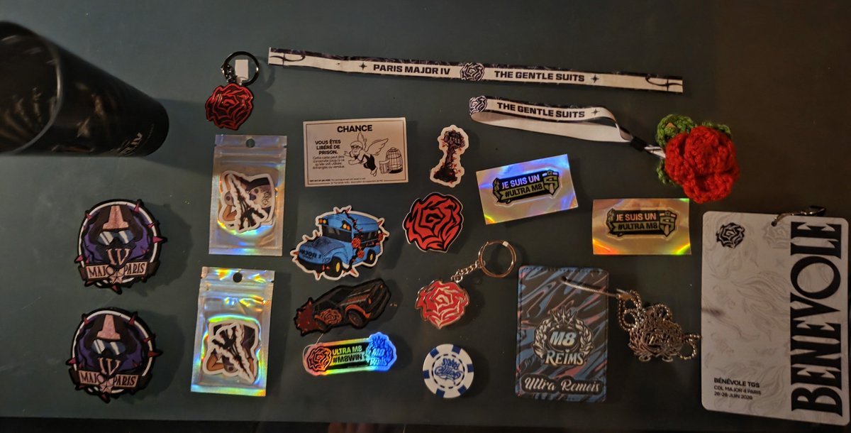 M8_Shun's tweet photo. Un immense merci à toute l'équipe qui a préparé, emballé et distribué le merch pour ce Major. (@liseduret et @buenodrawing les rois du merch 👑)

Vous avez passé des heures dans l'ombre pour que nous, les supporters, puissions porter nos couleurs avec fierté. Merci pour votre travail, votre gentillesse et votre investissement.

Vous avez contribué à rendre ce week-end encore plus spécial. 🫶 

W aussi à toute ces petites mains indépandante qui m’ont donner un petit cadeau @m8dani_ @VinnySalva @Vadora77 @Mathichoue @KazuSann51 🩷

#M8WIN