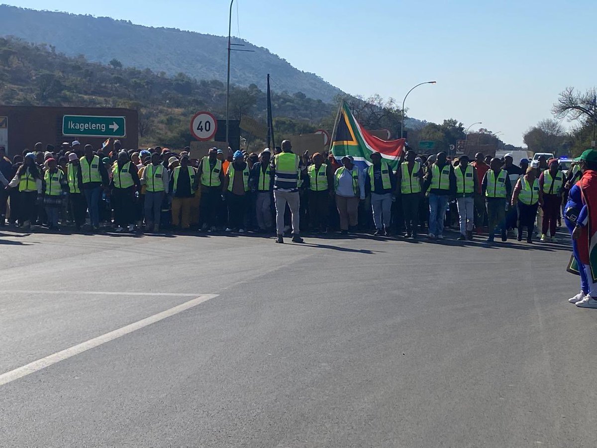 ikgajane's tweet photo. Marchers making their way to the Zeerust based Ramotshere Moiloa Local Municipality. They are marching against Undocumented Immigration in South Africa. @morutloa #sabcnews https://t.co/MxFiQpM65Z
