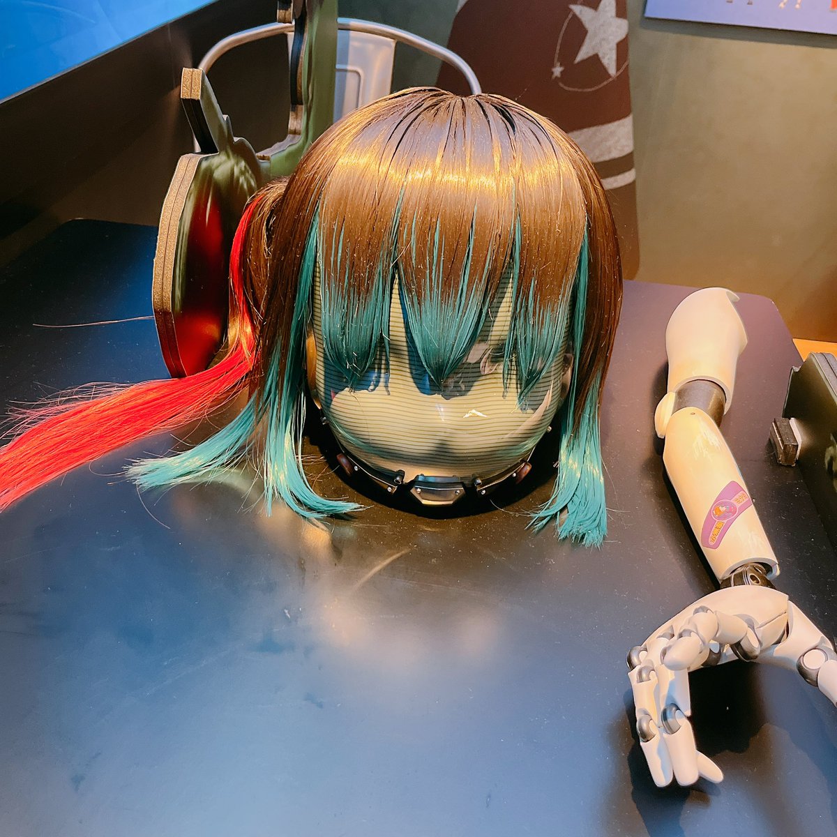 3Dq5u's tweet photo. #ミルサブ展どこを撮ってるんだ選手権

🤖ちゃんのお顔！
モニターそのものにも顔の凹凸があるから、より自然な表情になるのかな〜と

ここに映し出すのってやっぱ凄いよな……
モニターっていうと平面のイメージだもんな…… https://t.co/7fOUXrDMG1