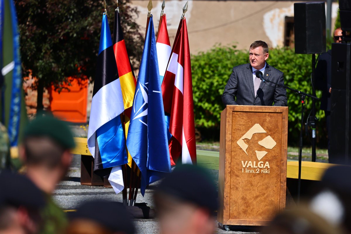 AizsardzibasMin's tweet photo. Svarīgs solis mūsu drošībai! Vācijas un Nīderlandes korpuss pārņem taktisko komandvadību NATO austrumu flangā.  Svinīgajā ceremonijā Valkā un Valgā šodien piedalās aizsardzības ministrs Raivis Melnis. 

Līdz ar šo lēmumu NATO stiprina komandvadības spējas, sabiedroto klātbūtni un atturēšanas spējas Baltijas reģionā.

➡️Lasīt vairāk: https://t.co/5U1szuLhea 

#StrongerTogether #WeAreNATO #transferofauthority