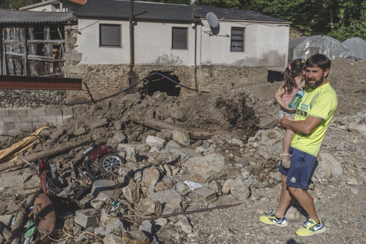 LaRegion's tweet photo. 👧 “¿Cuándo vamos a poder volver a jugar en la calle?”, pregunta Iria a su padre Javier después de que la riada se llevara por delante parte de su vida en A Bouza, Viana do Bolo.

Empiezan las labores de limpieza 12 días después.

📸 Alán Pérez https://t.co/CElu9VT1eZ